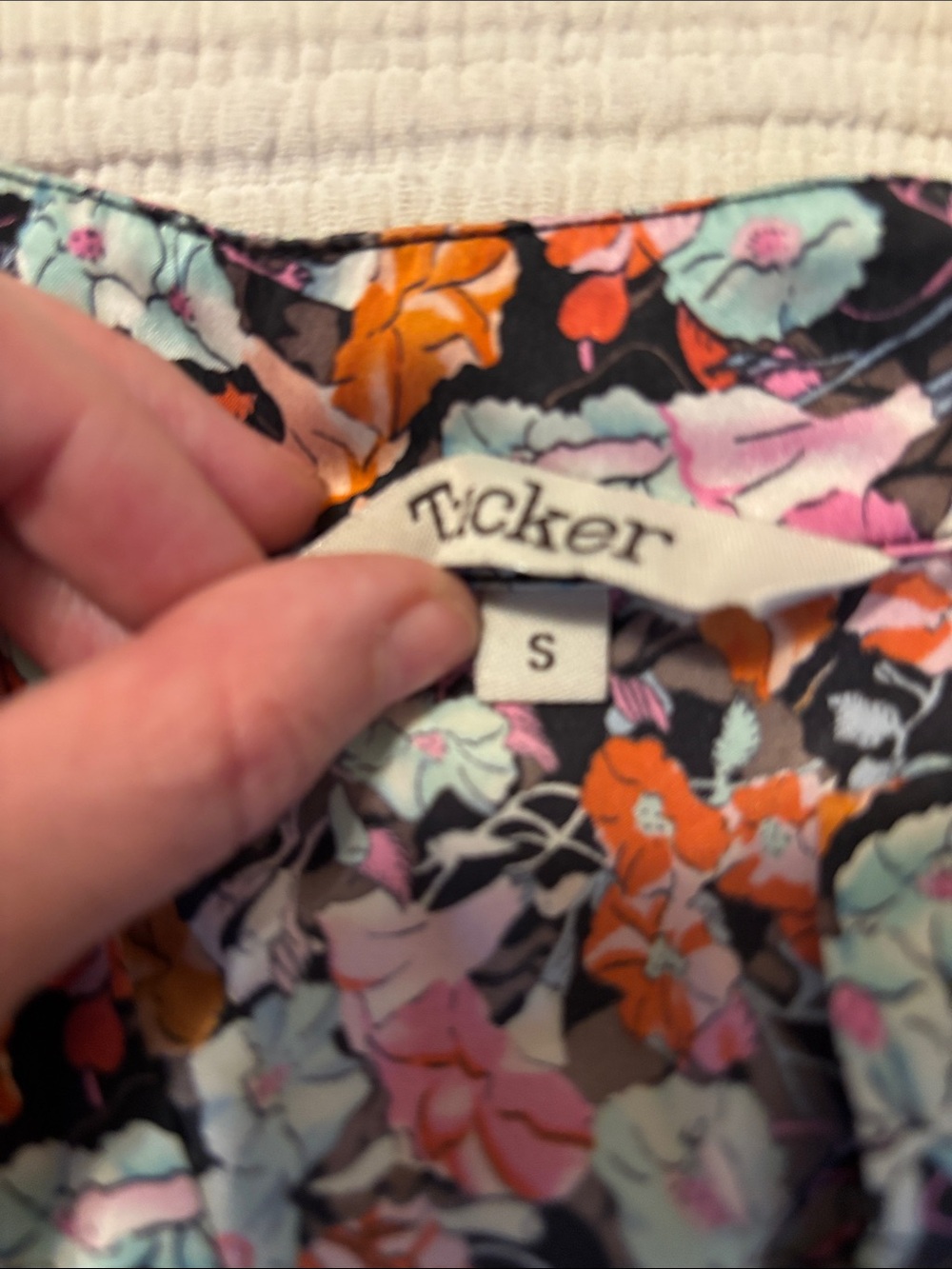 Silky Tucker blouse with floral pattern